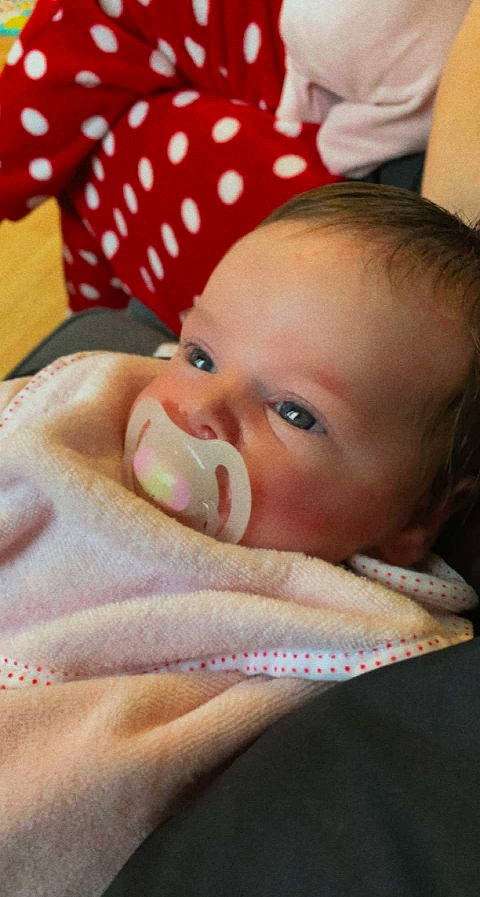 Kïnaya a rejoint le concours — aidez-le/la à gagner de superbes lots ! baby, baby_products, baby_toddler_clothing, carmine, cheek, child, comfort, ear, eyelash, fun, happy, human_body, iris, lip, nail, nose, pattern, person, skin, smile