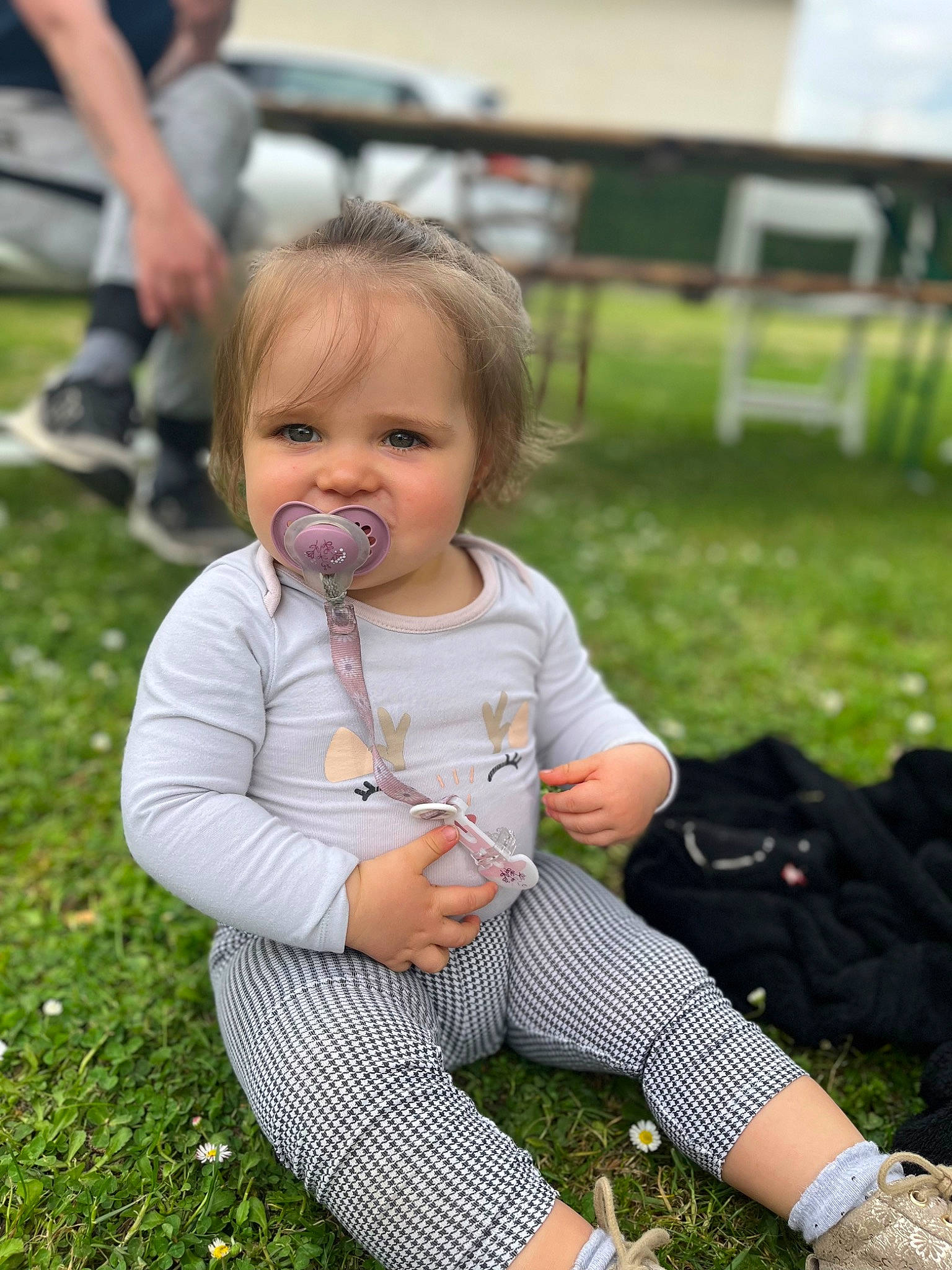 Kïnaya participe au concours pour gagner de l'argent avec cette photo : baby, baby_toddler_clothing, chair, child, event, flooring, fun, garden, grass, happy, lawn, leg, leisure, pattern, person, play, recreation, sitting, sneakers, toddler