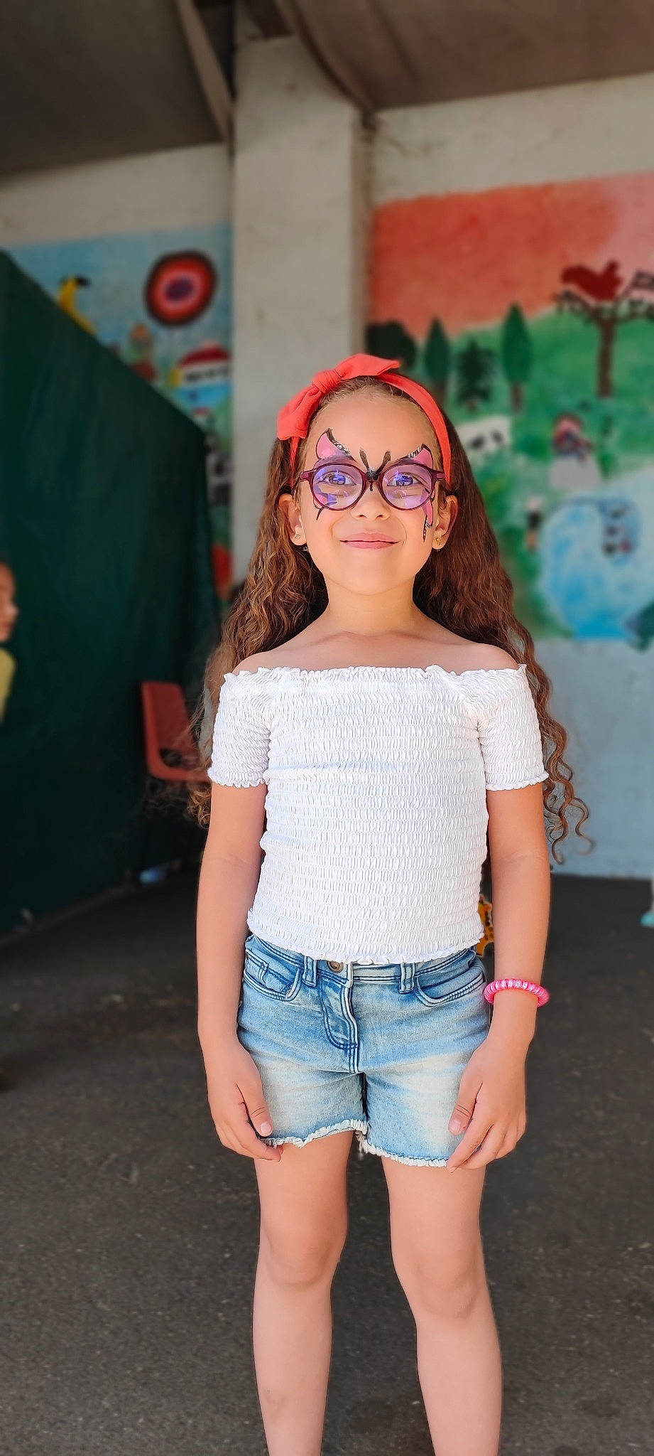 Lyaah participe au concours pour gagner de l'argent avec cette photo : black_hair, cool, denim, eyewear, fashion, hairstyle, happy, jean_short, joy, neck, person, shorts, shoulder, skin, sleeve, smile, standing, summer, textile, thigh