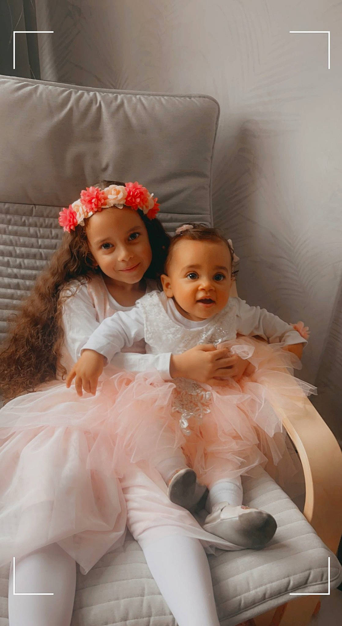 Lyaah participe au concours pour gagner de l'argent avec cette photo : baby_toddler_clothing, bridal_accessory, bridal_clothing, child, dress, embellishment, flash_photography, gown, hairstyle, happy, head, headgear, headpiece, headwear, iris, joy, person, pink, skin, smile