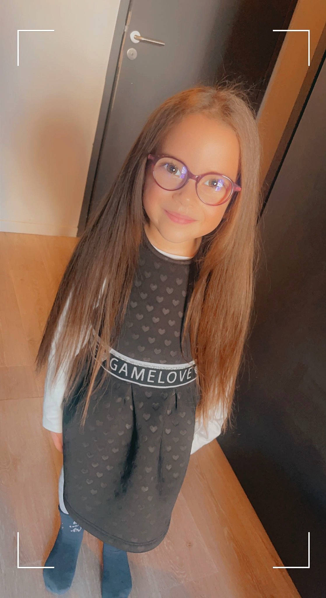 Lyaah participe au concours pour gagner de l'argent avec cette photo : black_hair, blond, brown_hair, eyelash, eyewear, fashion_design, human_leg, joy, layered_hair, lip, long_hair, neck, person, shoulder, skin, sleeve, smile, sportswear, thigh, trunk