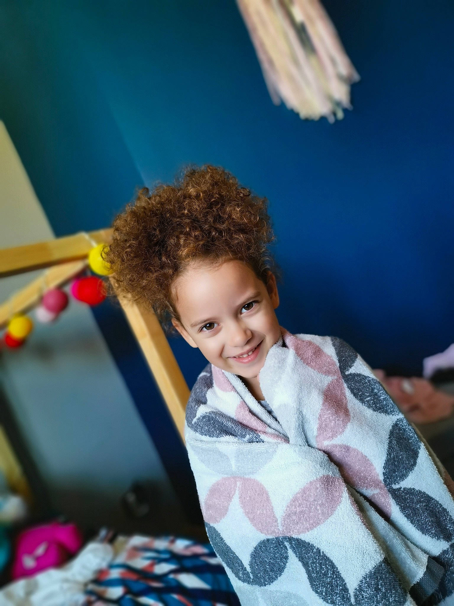 Lyaah a rejoint le concours — aidez-le/la à gagner de superbes lots ! child, electric_blue, fashion_design, flash_photography, flooring, fun, happy, joy, laugh, leisure, pattern, person, play, portrait_photography, recreation, room, sitting, smile, toddler, vacation