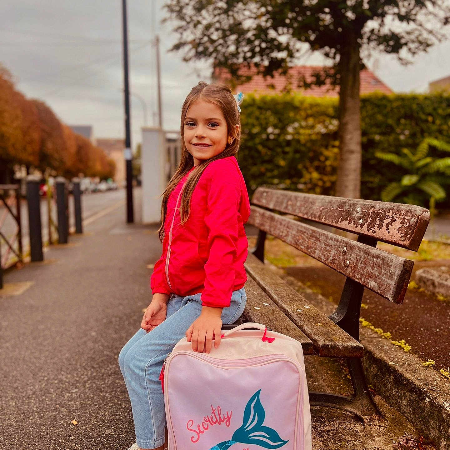 Victoria participe au concours pour gagner de l'argent avec cette photo : child, clothing, face, female, firstaid, girl, hair, happy, head, jeans, pants, person, racket, sitting, sleeve, sport, standing, student, tennis, tennisracket