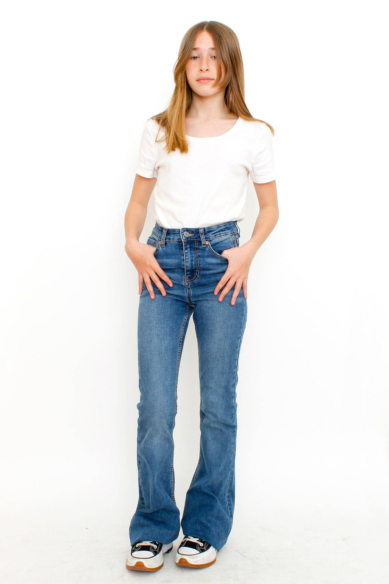 Julie participe au concours pour gagner de l'argent avec cette photo : abdomen, arm, denim, dress_shirt, electric_blue, fashion_design, fashion_model, gesture, grey, human_leg, jeans, knee, leg, pattern, person, plaid, sleeve, t_shirt, thigh, trunk