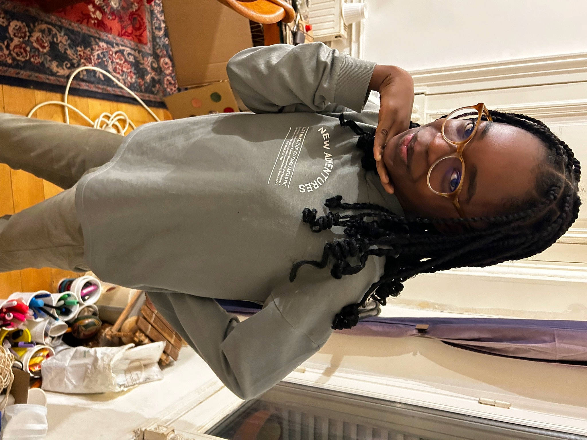 Sénami participe au concours pour gagner de l'argent avec cette photo : automotive_design, black_hair, elbow, eyewear, fashion_design, fun, human_leg, person, room, smile, thigh, wrist