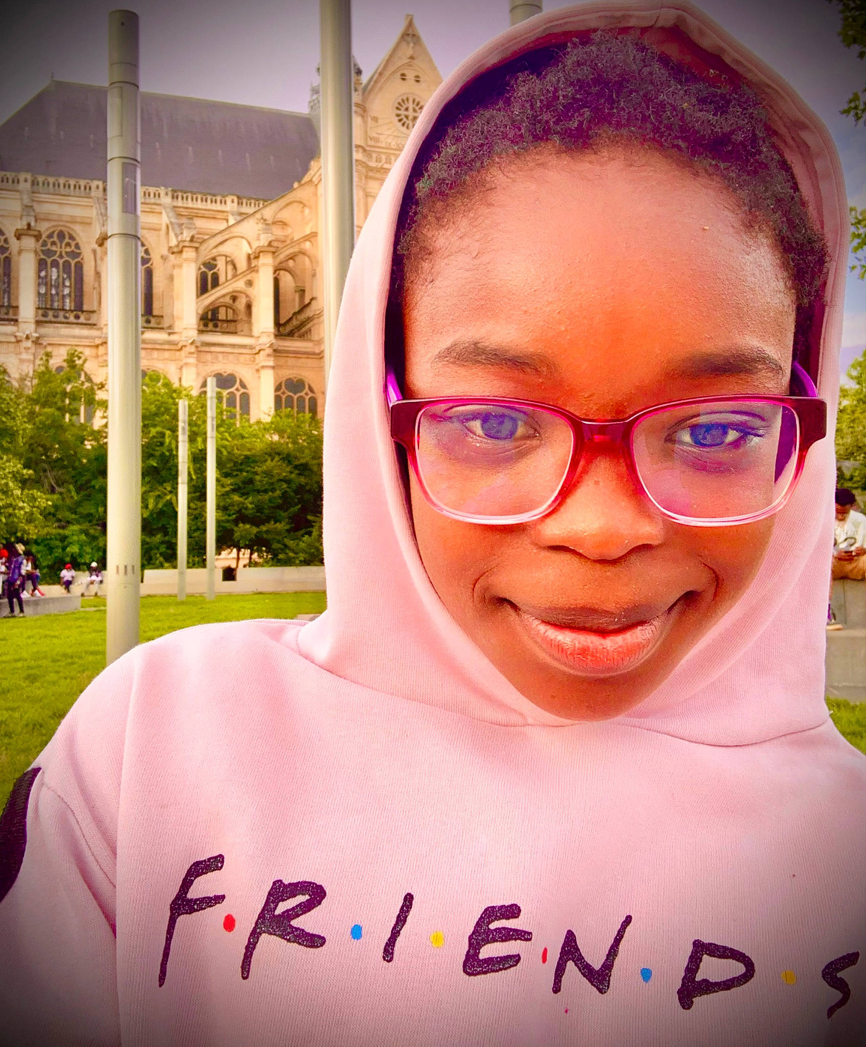 Sénami participe au concours pour gagner de l'argent avec cette photo : cool, eyewear, facial_expression, forehead, fun, gesture, glasses, handwriting, happy, jaw, joy, light, lip, magenta, morning, nose, person, photograph, pink, plant