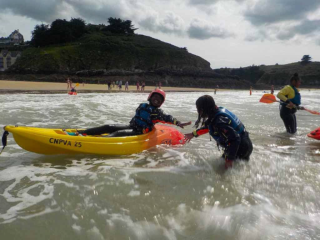 Sénami participe au concours pour gagner de l'argent avec cette photo : boat, boats_and_boating_equipment_and_supplies, cloud, kayaking, lake, leisure, lifejacket, oar, outdoor_recreation, person, personal_protective_equipment, recreation, sky, sports, under_exposed, vehicle, water, water_resources, watercourse, watercraft