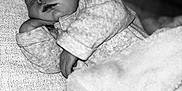 Lowen participe au concours pour gagner de l'argent avec cette photo : baby, sleeping, blanket, cozy, black_and_white, infant, peaceful, soft_lighting, portrait, resting, cute, closeup, face, newborn, hand, texture, warm, calm, indoors, clothing