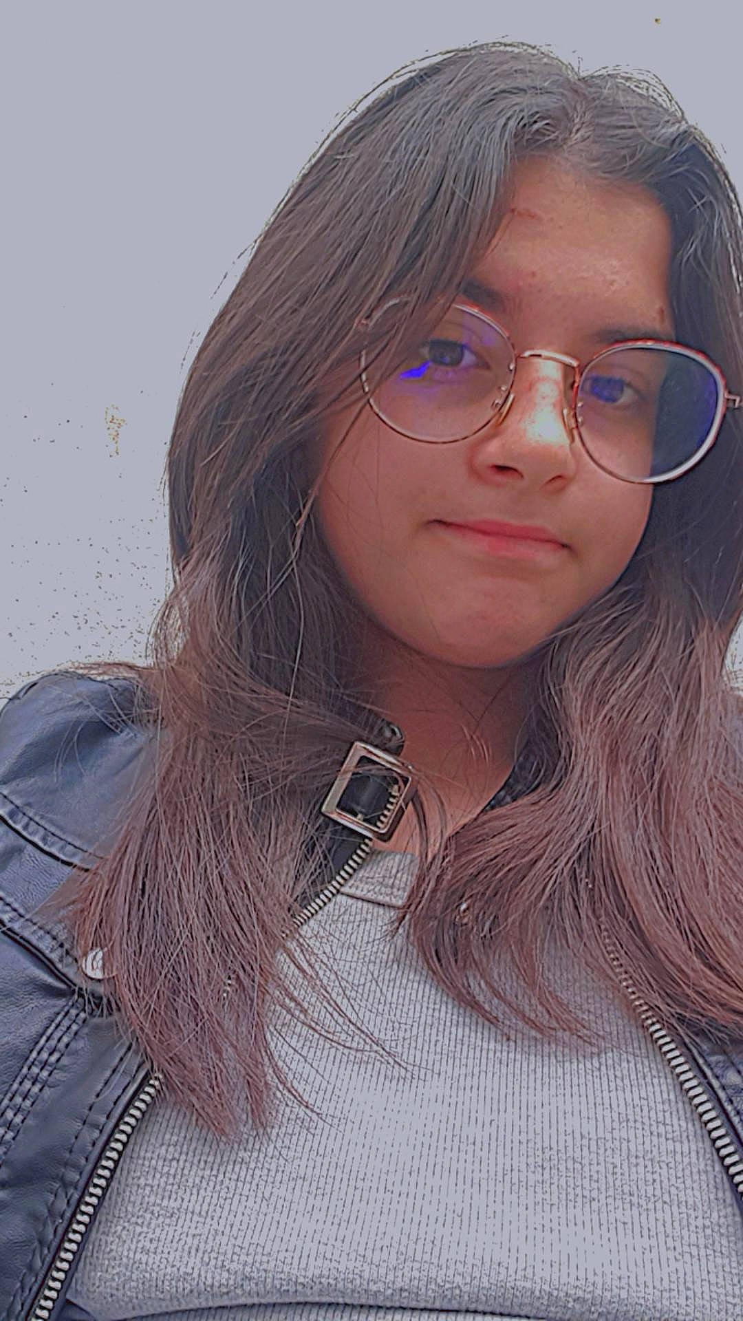 Salwa participe au concours pour gagner de l'argent avec cette photo : black_hair, cheek, cool, eyebrow, eyelash, eyewear, forehead, glasses, happy, head, jaw, layered_hair, lip, nose, person, skin, sleeve, step_cutting, street_fashion, sunglasses