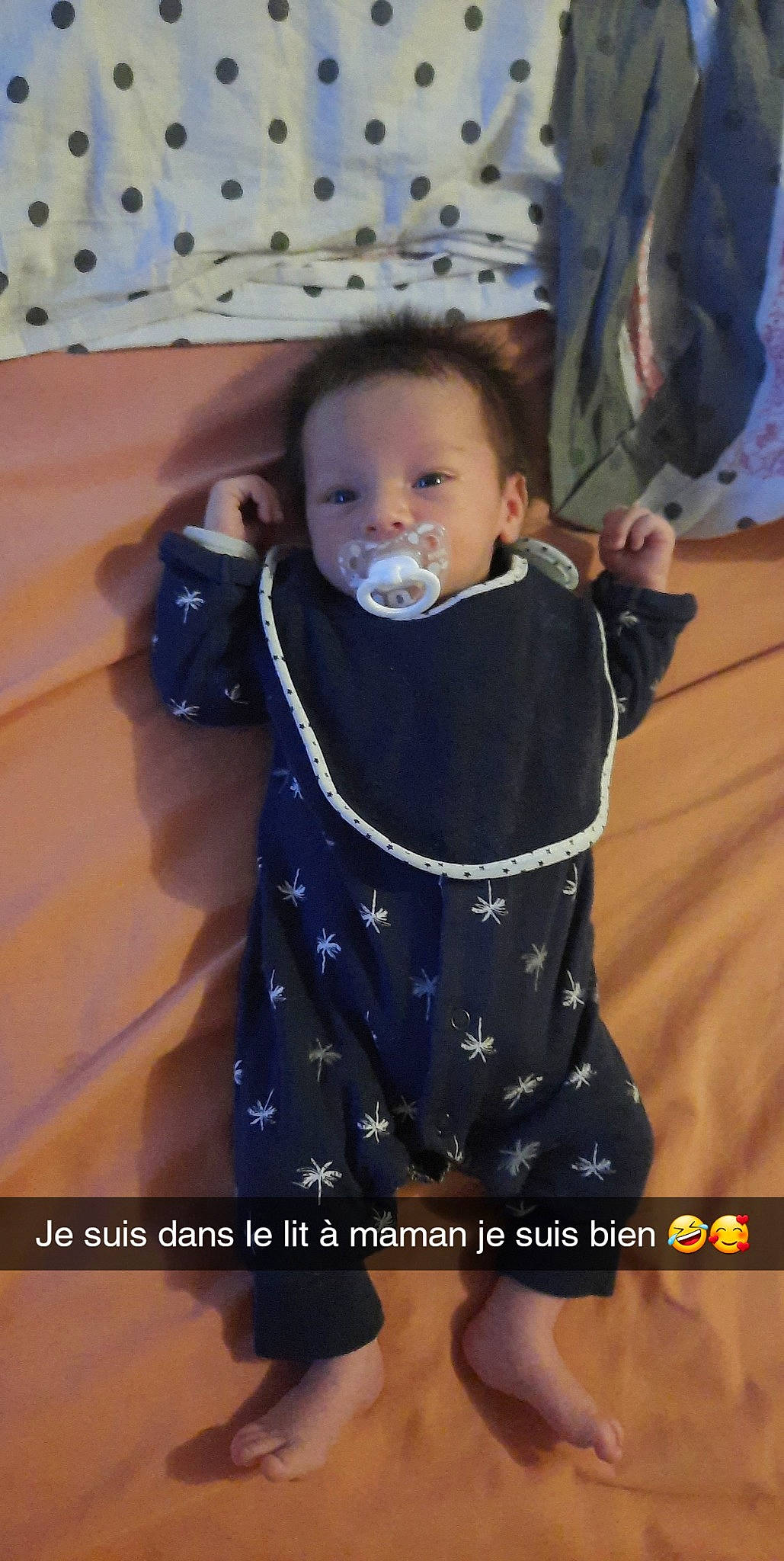 Sacha a rejoint le concours — aidez-le/la à gagner de superbes lots ! baby, baby_carriage, baby_products, baby_safety, baby_toddler_clothing, bib, chair, cheek, child, comfort, formal_wear, fun, happy, pattern, person, photo_caption, sitting, skin, sleeve, toddler