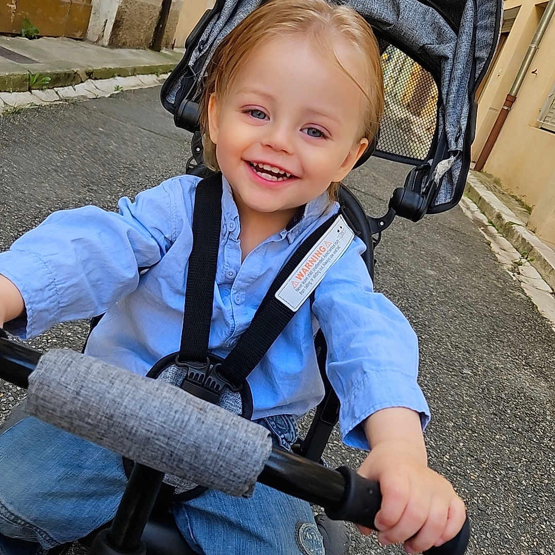 Aaron a rejoint le concours — aidez-le/la à gagner de superbes lots ! accessories, baby, bodypart, city, clothing, face, finger, footwear, hand, hat, head, jeans, pants, person, photography, portrait, road, shoe, strap, stroller