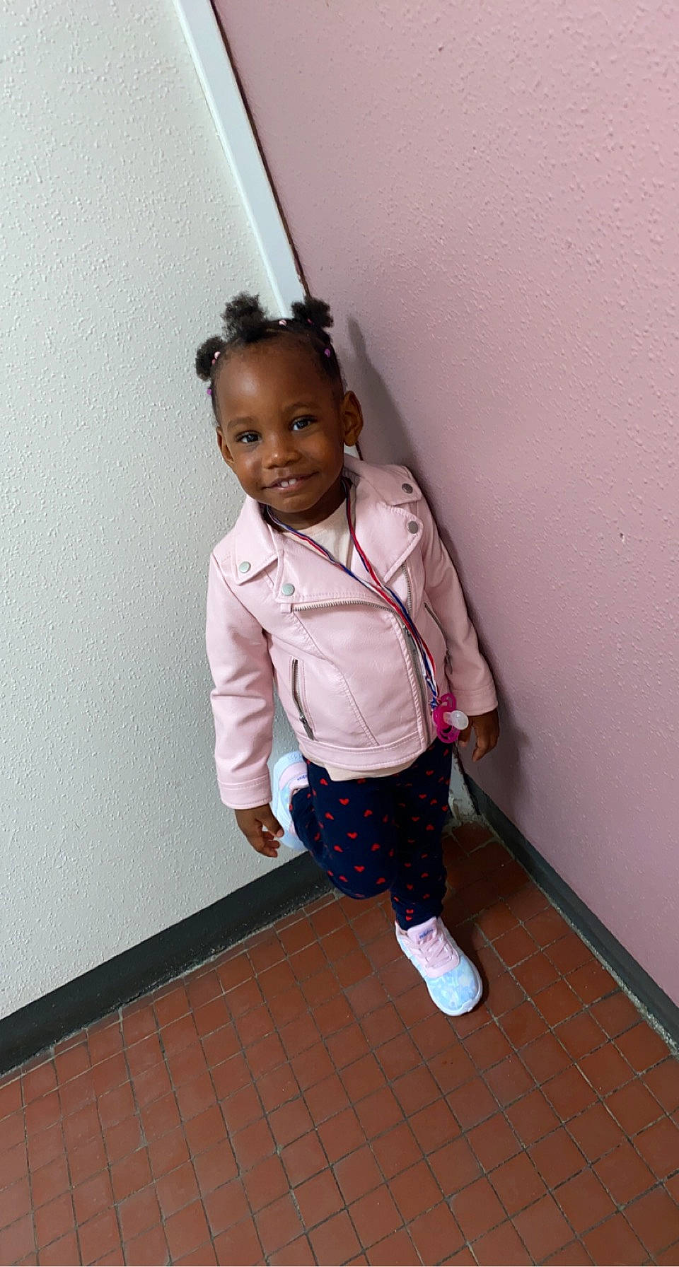 Théana-lyne participe au concours pour gagner de l'argent avec cette photo : arm, baby_toddler_clothing, collar, door, happy, human_body, human_leg, joy, knee, leg, magenta, neck, outerwear, pattern, person, purple, sleeve, smile, standing, thigh