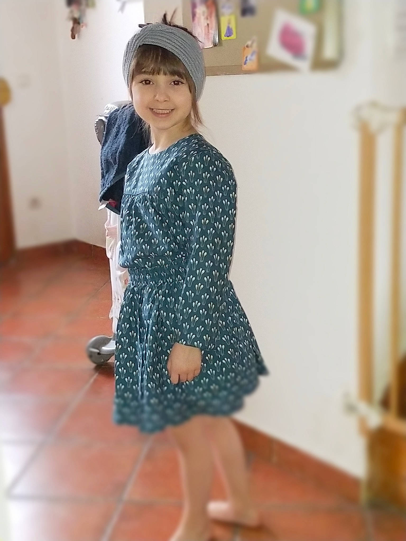 Isaure a rejoint le concours — aidez-le/la à gagner de superbes lots ! blue, child, clothing, dress, footwear, joy, neck, outerwear, pattern, person, polka_dot, shoe, shoulder, sleeve, waist