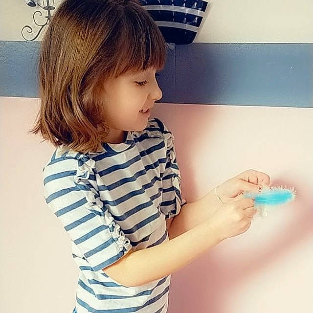 Isaure a rejoint le concours — aidez-le/la à gagner de superbes lots ! arm, baby, beauty, child, ear, fashion_accessory, finger, hand, neck, outerwear, person, play, shirt, shoulder, skin, sleeve, t_shirt, toddler, top, trunk