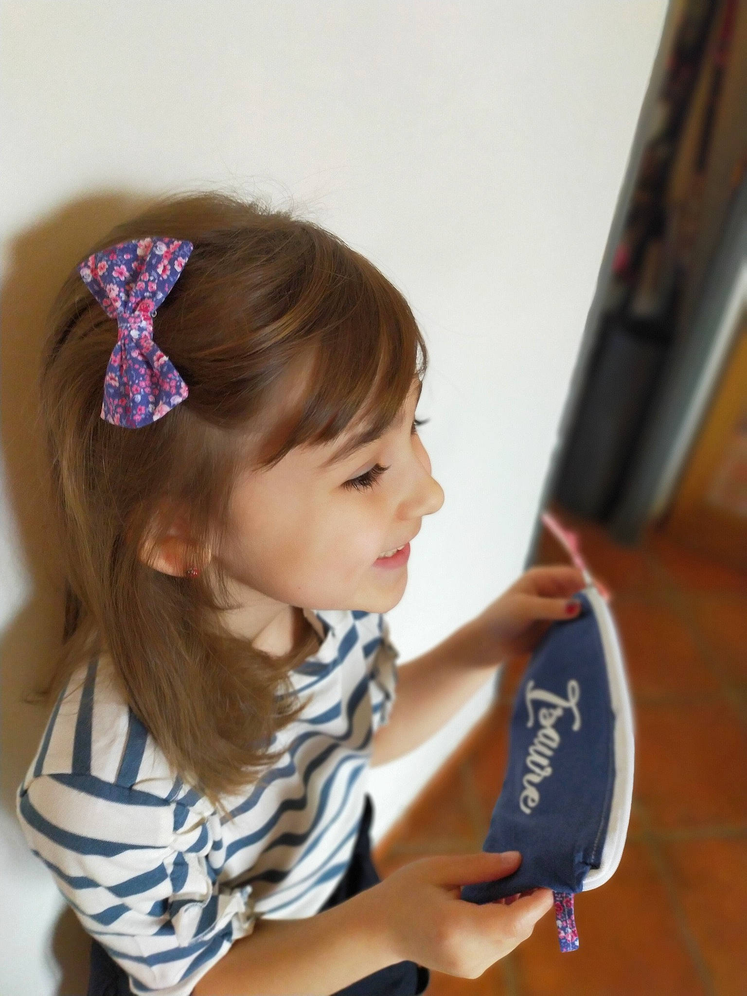 Isaure participe au concours pour gagner de l'argent avec cette photo : bangs, child, child_model, ear, fashion_accessory, hair, hair_accessory, hairstyle, headband, headgear, long_hair, person