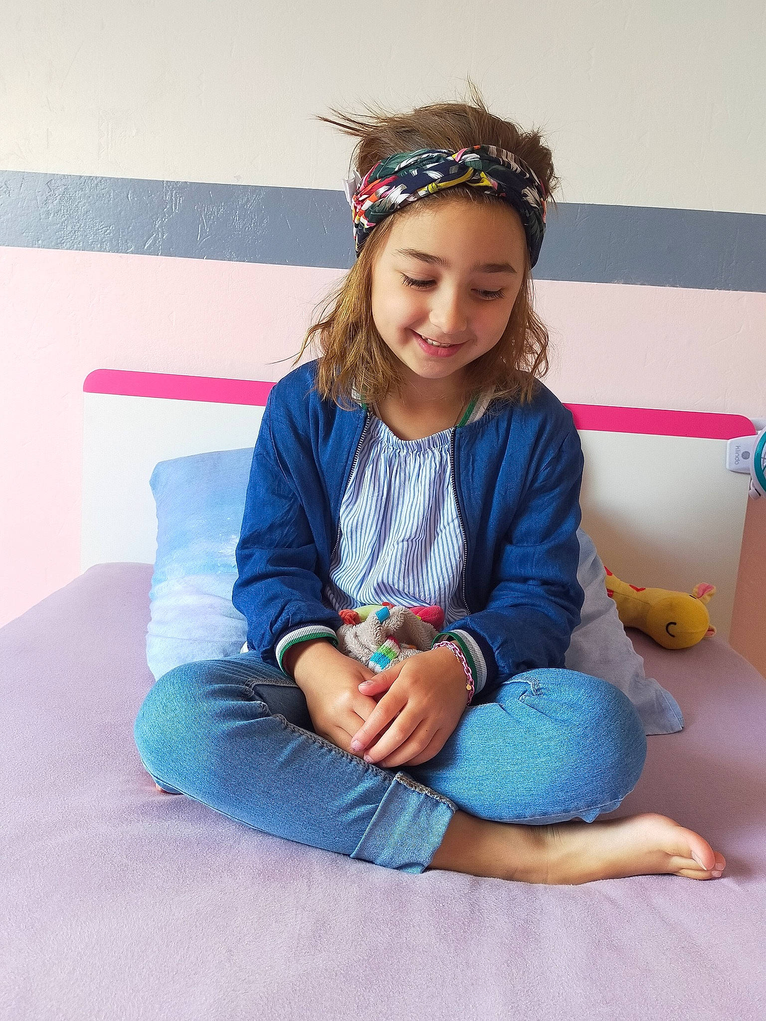 Isaure participe au concours pour gagner de l'argent avec cette photo : blue, child, child_model, crown, ear, fashion_accessory, hair_accessory, happy, headband, headgear, headpiece, joy, person, photo_shoot, photography, pink, sitting, skin, sleeve, textile