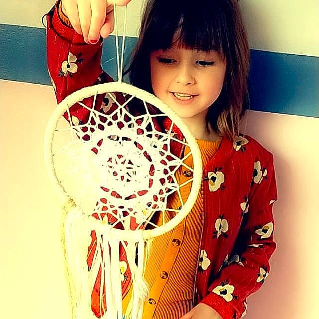 Isaure participe au concours pour gagner de l'argent avec cette photo : child, hand_fan, joy, person, smile, textile