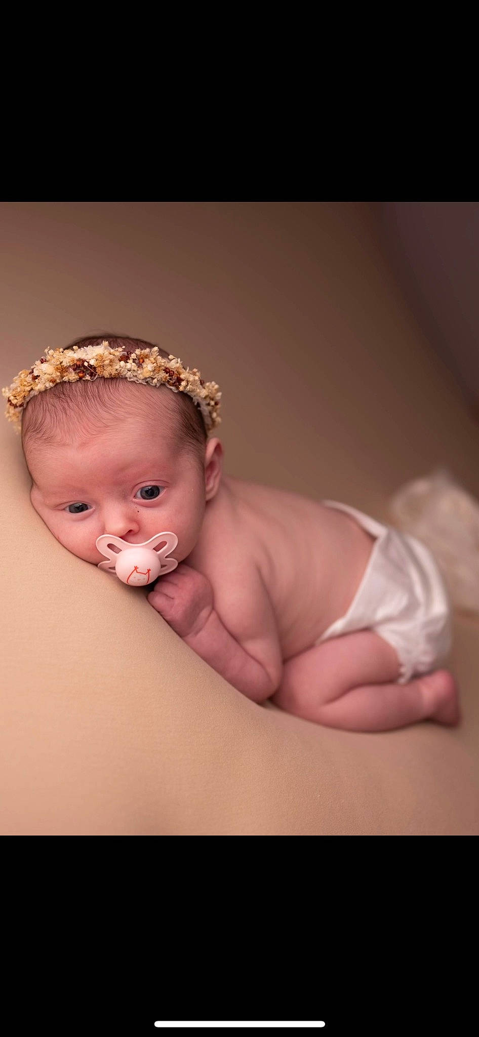 Elysa a rejoint le concours — aidez-le/la à gagner de superbes lots ! baby, baby_toddler_clothing, cheek, chest, comfort, eye, eyebrow, face, flash_photography, happy, headband, headpiece, human_body, iris, jewellery, lip, nail, person, sitting, stomach