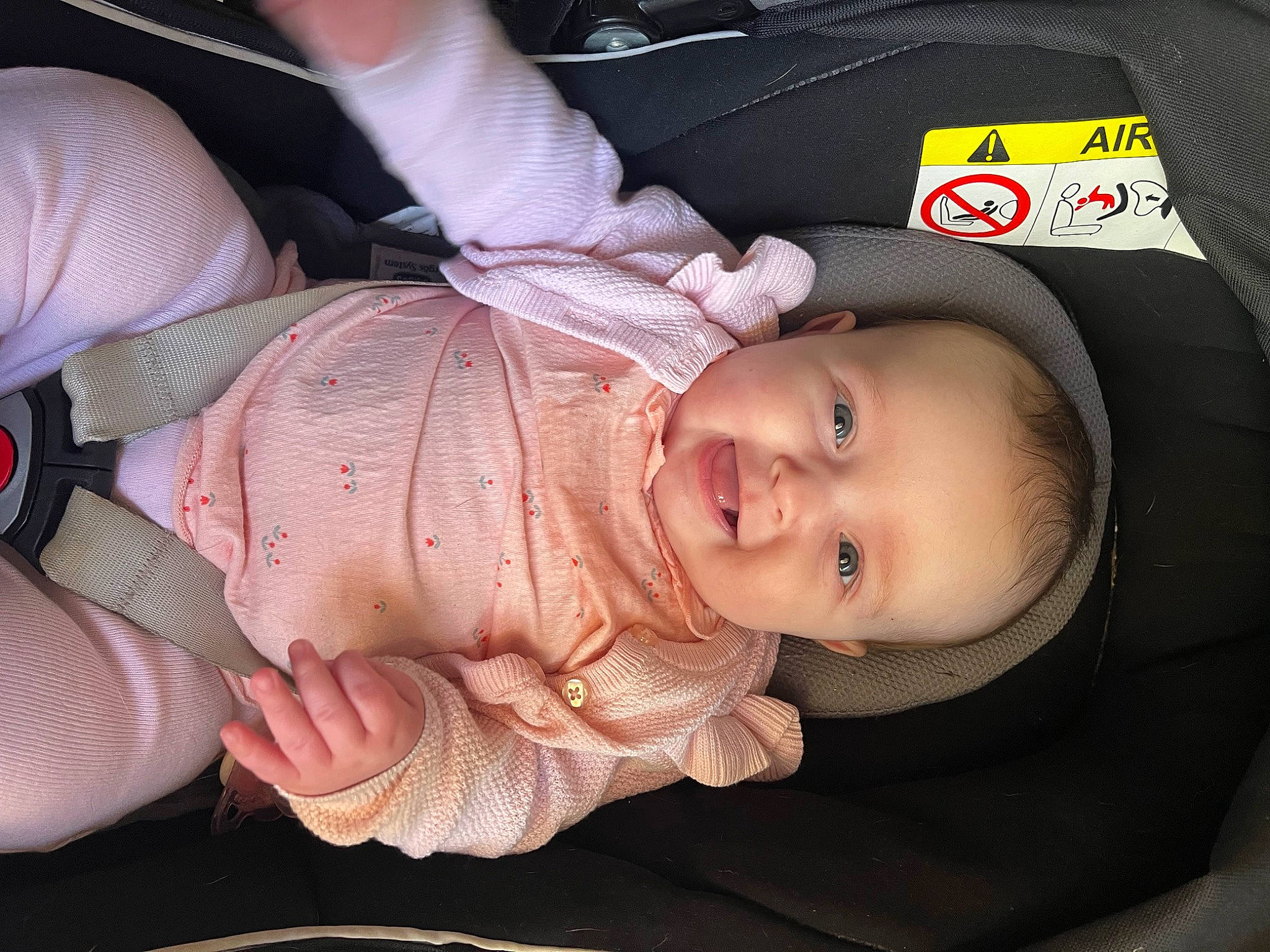 élysa participe au concours pour gagner de l'argent avec cette photo : baby, baby_carriage, baby_toddler_clothing, cheek, comfort, ear, eye, eyelash, face, finger, gesture, hand, head, iris, lip, mouth, person, skin, smile, thumb