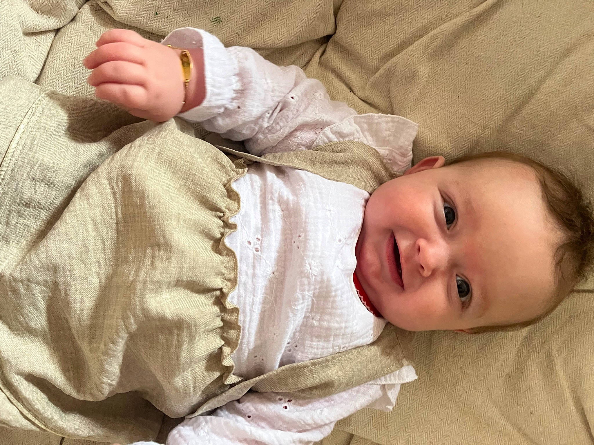 élysa a rejoint le concours — aidez-le/la à gagner de superbes lots ! baby, baby_toddler_clothing, cheek, child, close_up, comfort, eye, gesture, hand, head, joy, linens, lip, nose, person, skin, sleeve, smile, thumb, toddler