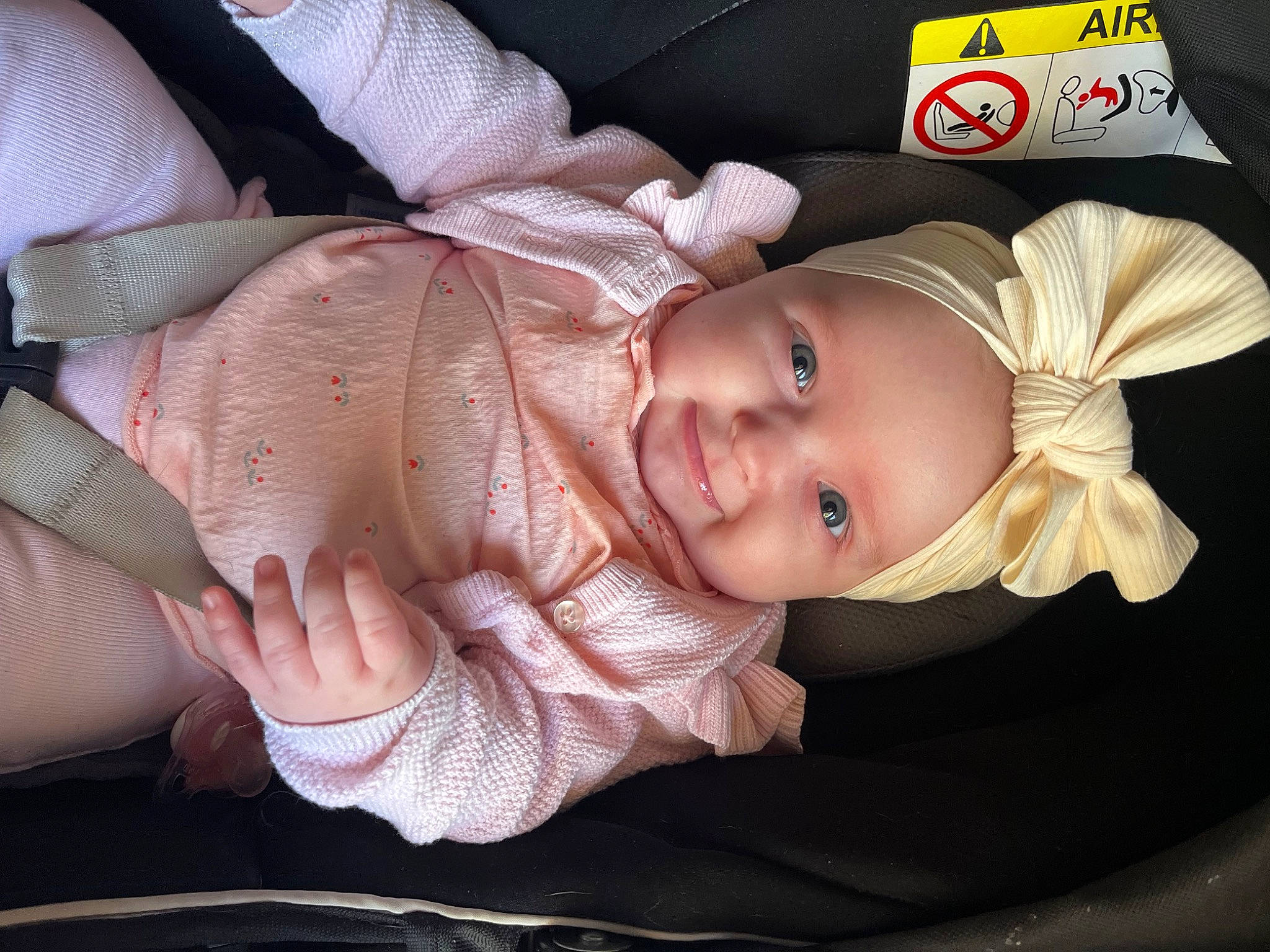 élysa a rejoint le concours — aidez-le/la à gagner de superbes lots ! baby, baby_carriage, baby_products, baby_toddler_clothing, cheek, child, comfort, fashion_accessory, finger, gesture, happy, hat, lip, mouth, person, pink, sitting, skin, smile, thumb