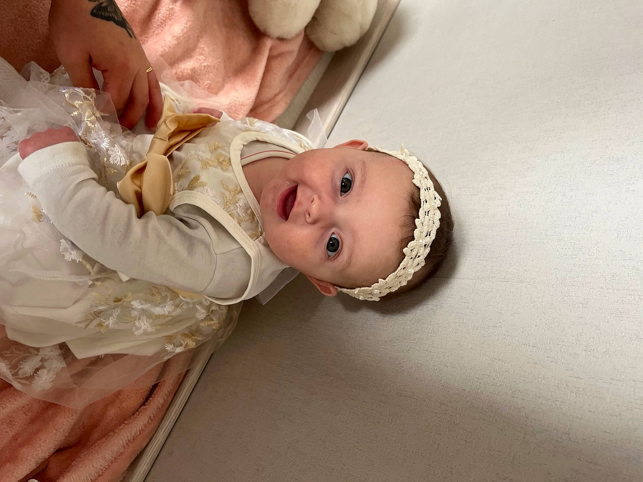 élysa a rejoint le concours — aidez-le/la à gagner de superbes lots ! arm, baby, baby_toddler_clothing, cheek, comfort, dress, event, eye, finger, gesture, hand, happy, hat, head, human_body, nose, person, skin, sleeve, smile