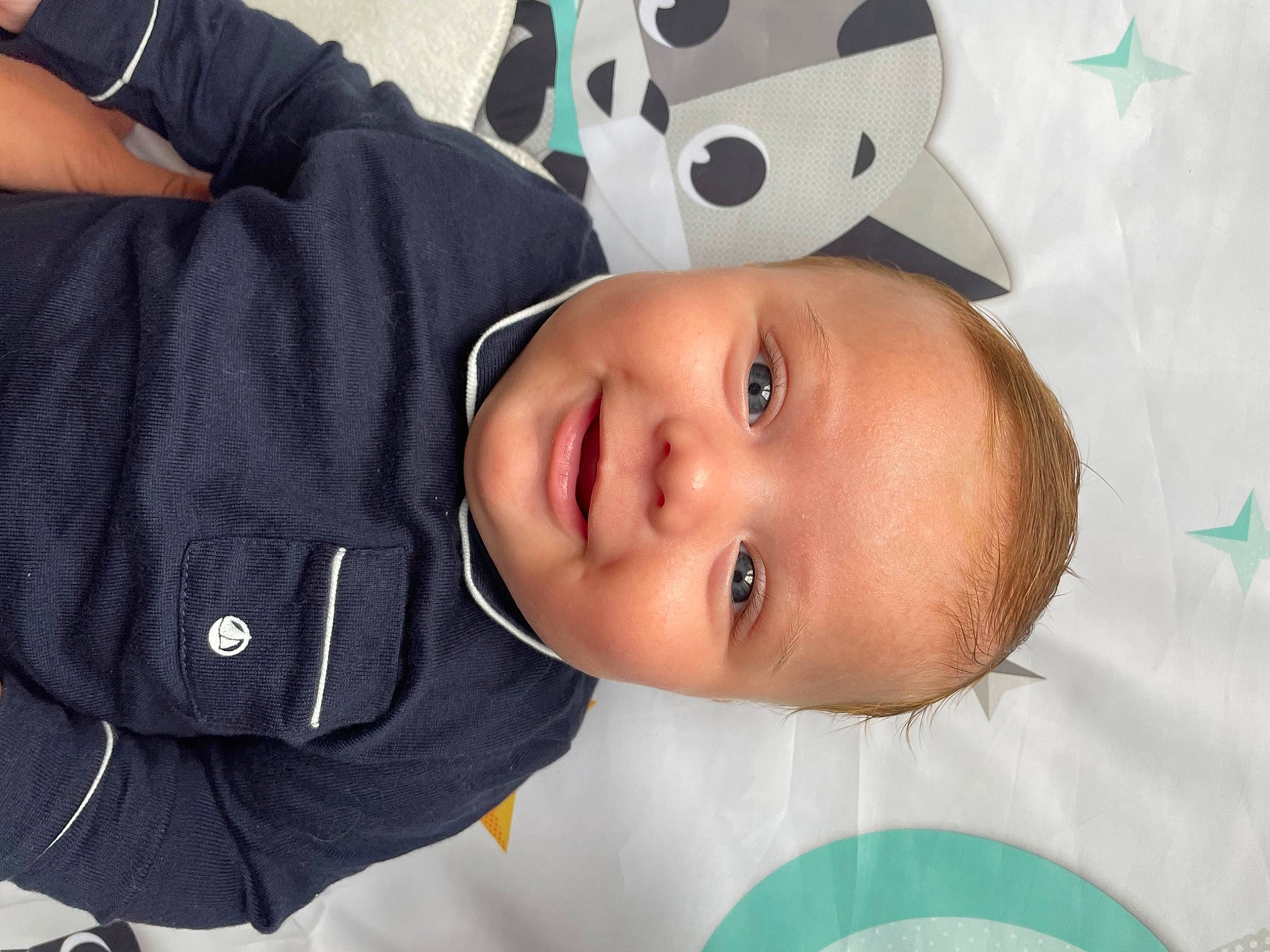 Auguste a rejoint le concours — aidez-le/la à gagner de superbes lots ! baby, baby_products, baby_toddler_clothing, cheek, child, eye, fashion_accessory, fun, happy, hat, nose, pattern, person, personal_protective_equipment, portrait_photography, skin, sleeve, smile, toddler, tree