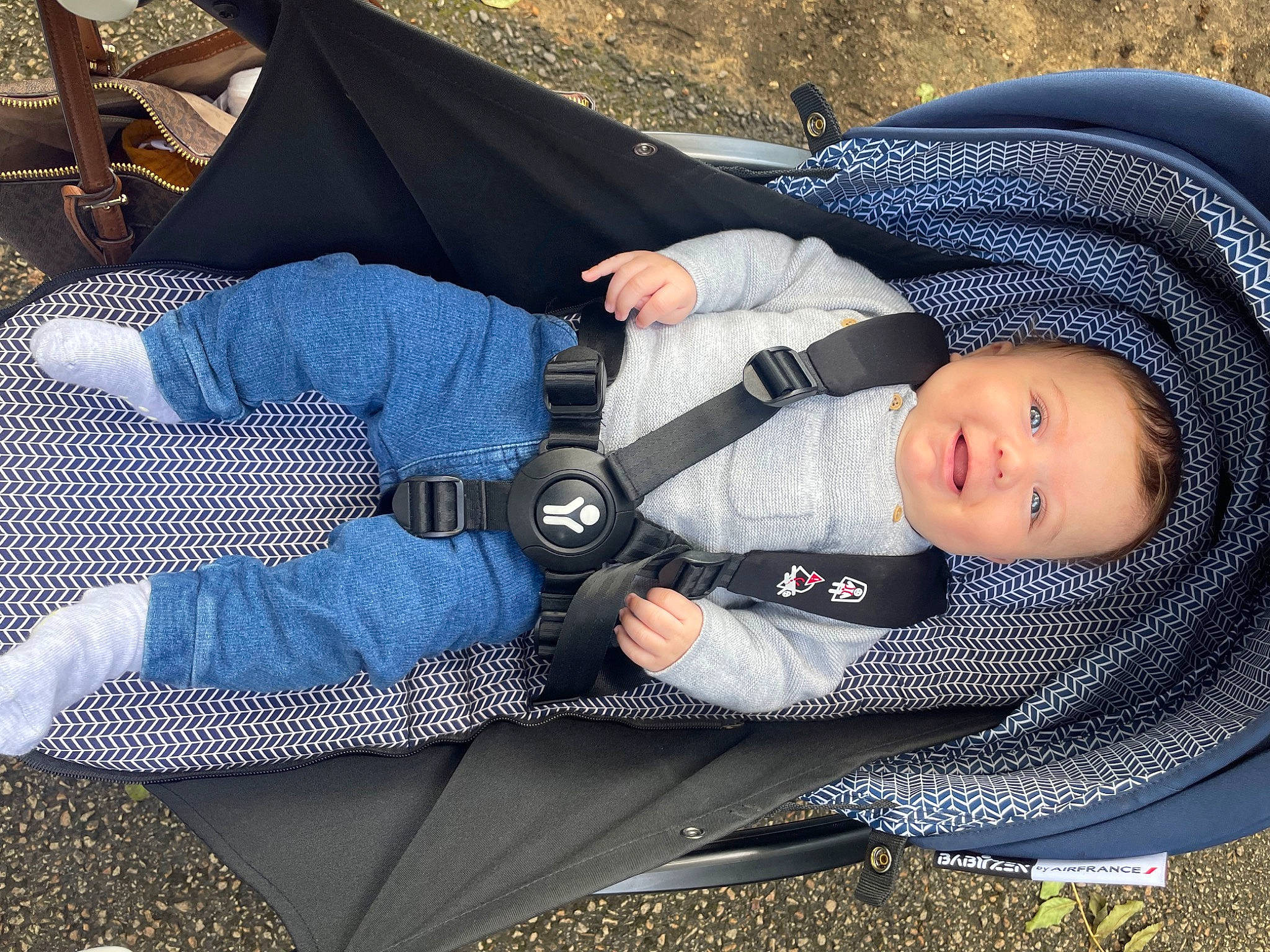 Auguste participe au concours pour gagner de l'argent avec cette photo : baby, baby_carriage, baby_products, baby_toddler_clothing, child, comfort, electric_blue, grass, lap, pattern, person, product, sitting, sleeve, toddler