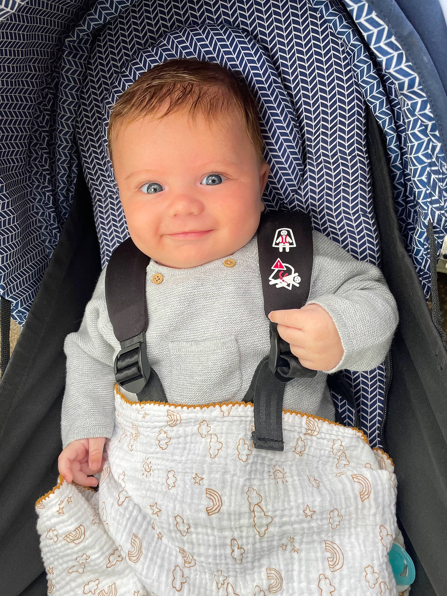 Auguste a rejoint le concours — aidez-le/la à gagner de superbes lots ! baby, baby_carriage, baby_products, baby_safety, baby_toddler_clothing, black, cheek, child, collar, face, happy, joy, outerwear, person, photograph, product, skin, sleeve, smile, textile