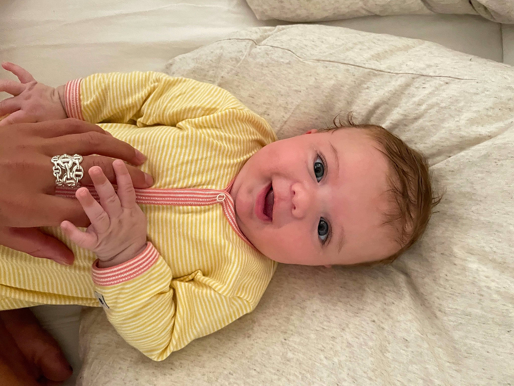 Auguste participe au concours pour gagner de l'argent avec cette photo : baby, baby_toddler_clothing, cheek, child, comfort, eye, flooring, gesture, head, headgear, human_body, nose, person, skin, smile, thumb, toddler, vertebrate, watch, wood