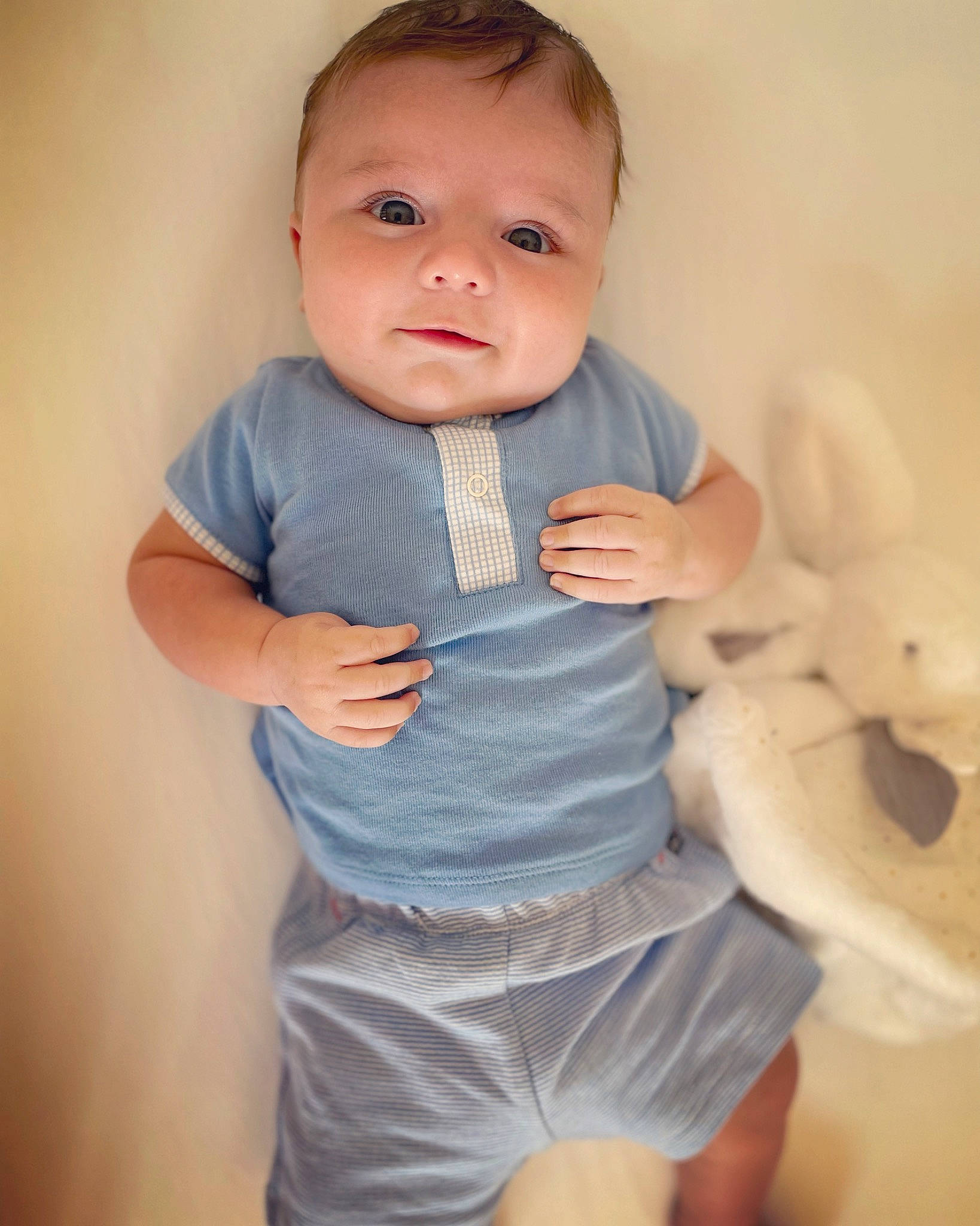 Auguste participe au concours pour gagner de l'argent avec cette photo : abdomen, arm, baby, baby_toddler_clothing, collar, elbow, face, gesture, happy, human_body, knee, neck, person, skin, sleeve, stomach, t_shirt, thigh, toddler, trunk