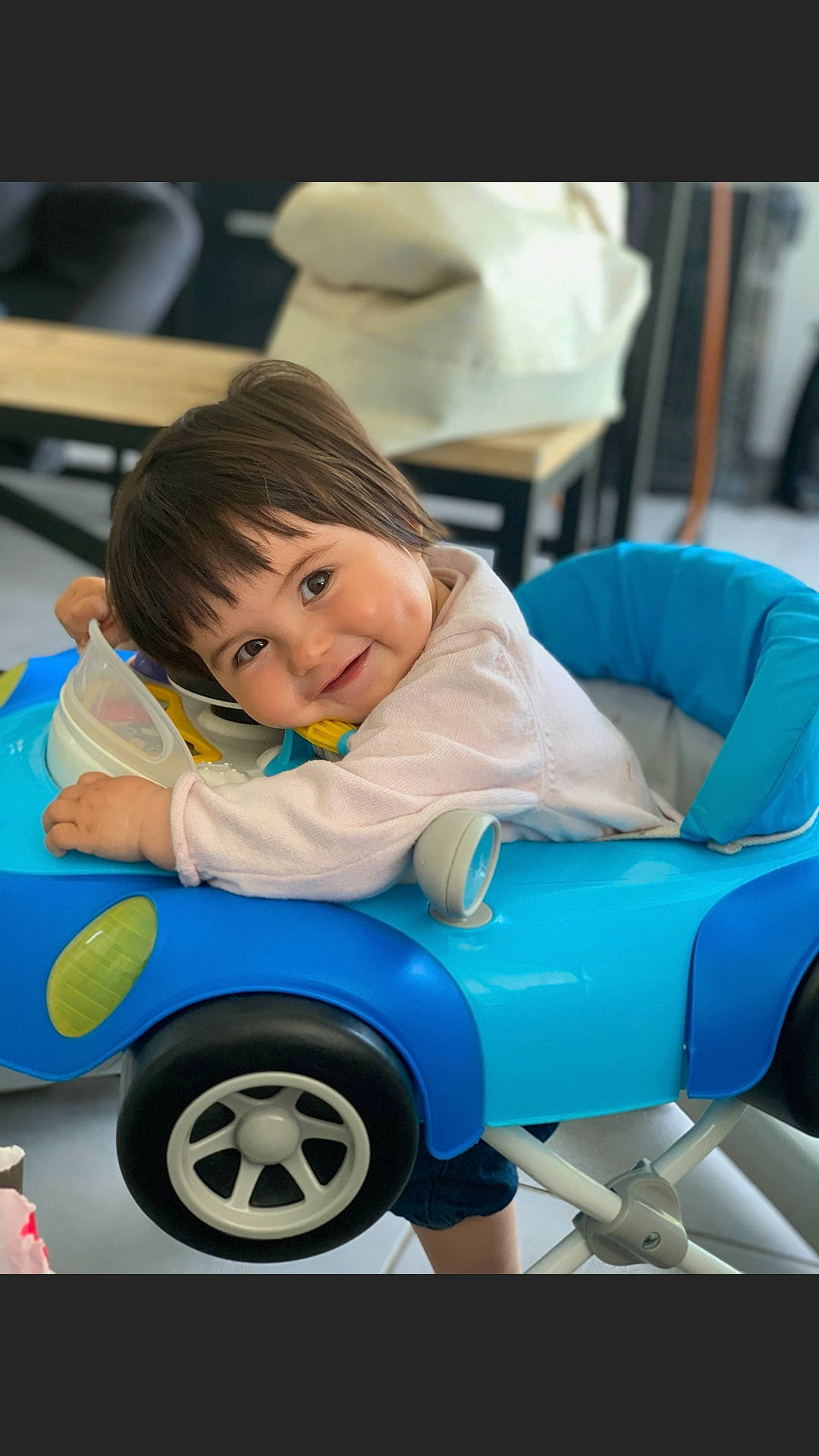 Margaux a rejoint le concours — aidez-le/la à gagner de superbes lots ! automotive_design, baby, baby_products, blue, car, child, city_car, family_car, fun, joy, person, play, product, smile, toddler, toy, vacation, vehicle