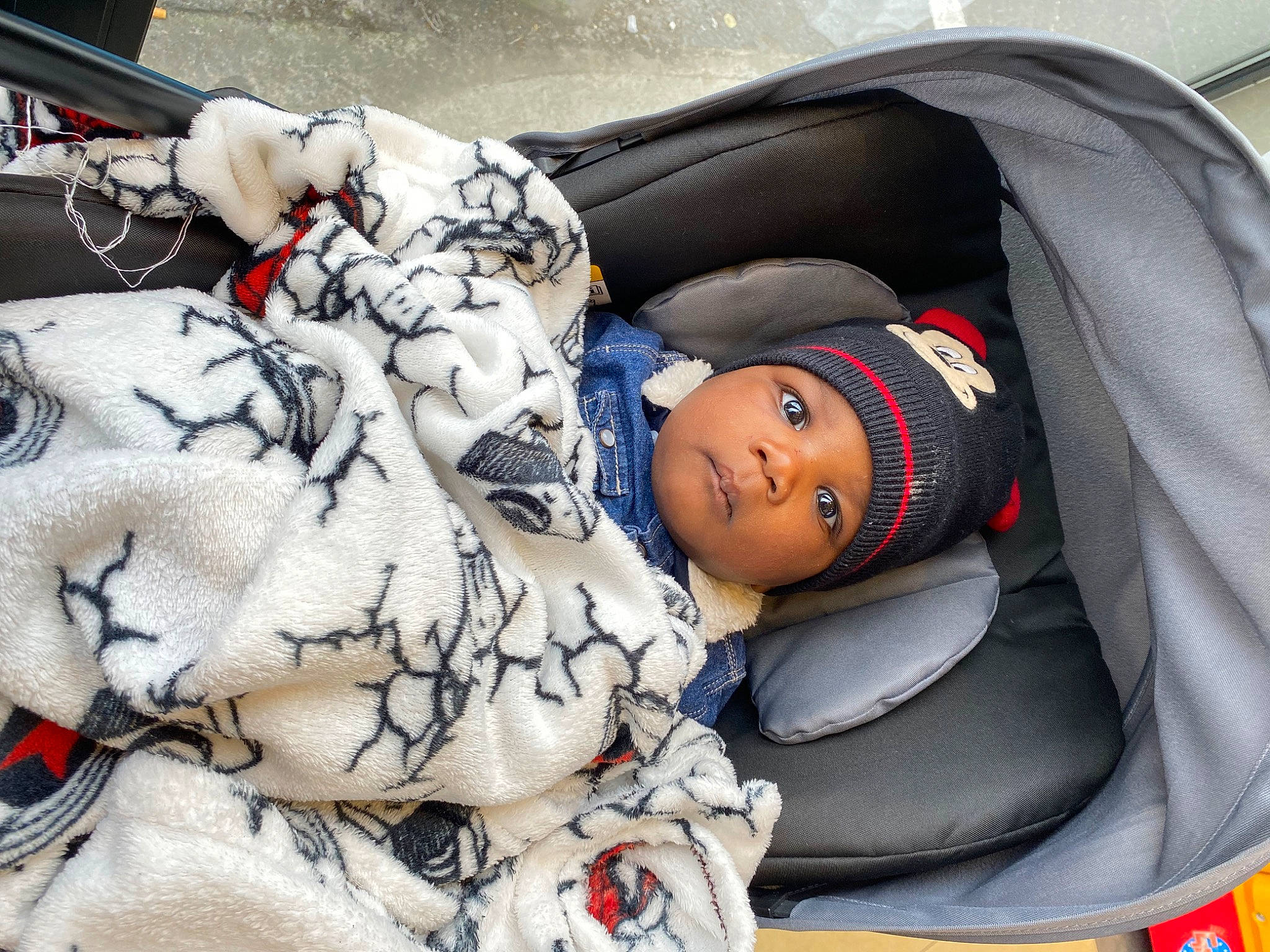 Mathéo participe au concours pour gagner de l'argent avec cette photo : auto_part, baby, baby_carriage, baby_products, bag, baseball_cap, cap, car_seat, carmine, child, comfort, doll, fashion_accessory, headgear, headwear, people, person, personal_protective_equipment, product, textile