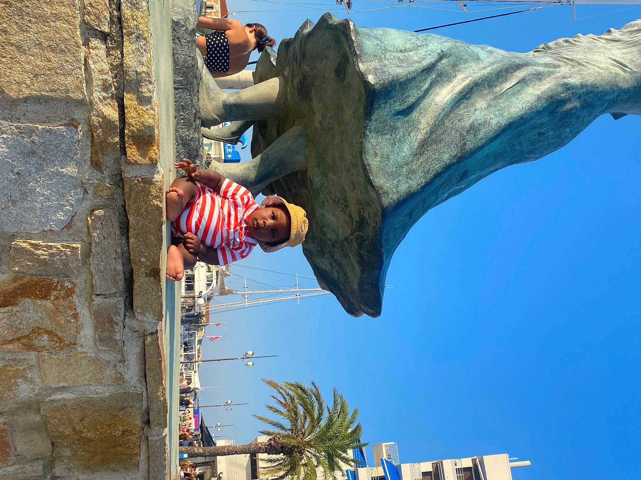 Mathéo a rejoint le concours — aidez-le/la à gagner de superbes lots ! art, azure, blue, elbow, facade, fun, gesture, headwear, leisure, person, plant, pole, rock, sculpture, sky, smile, statue, travel, tree, trunk