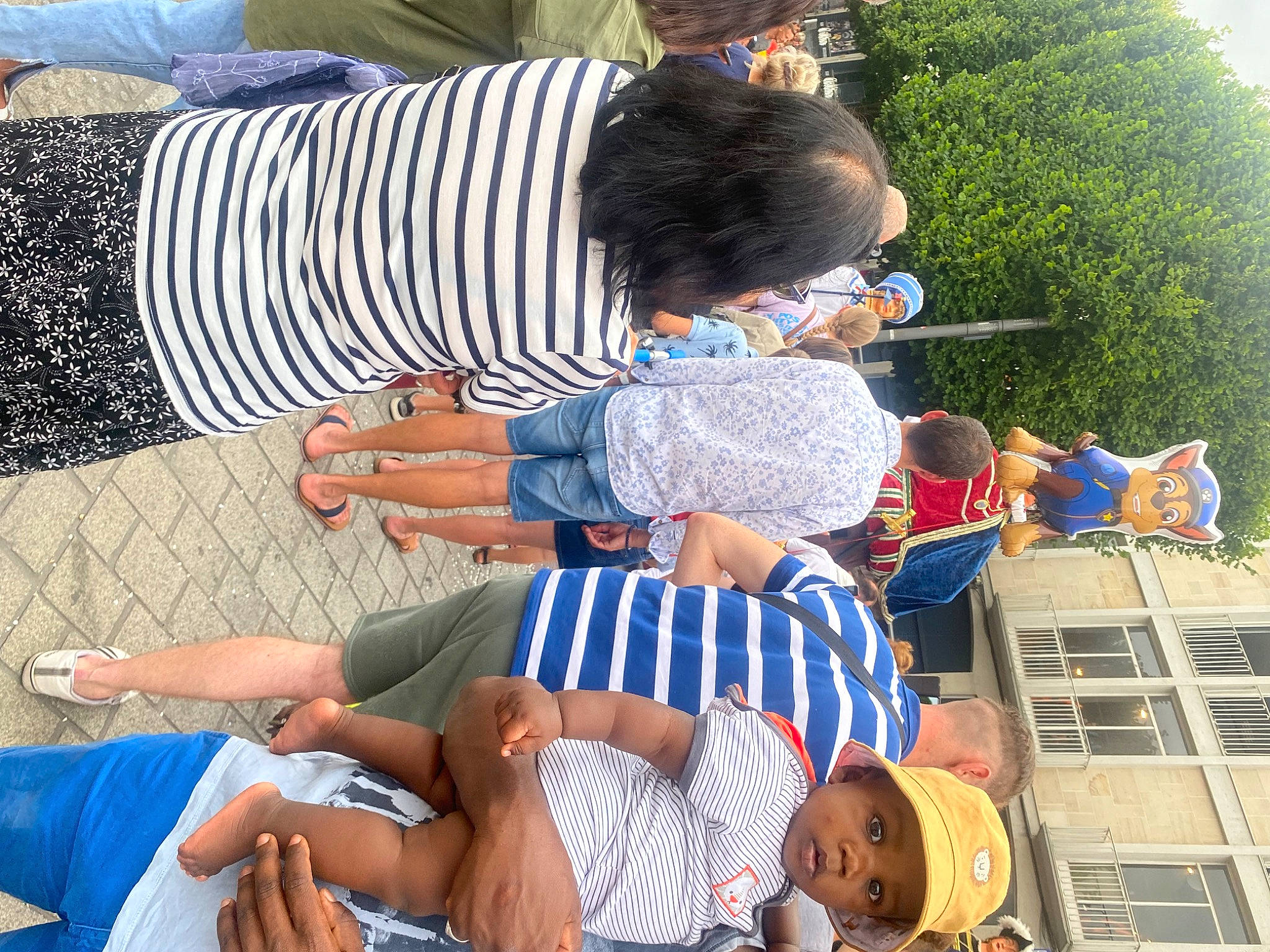 Mathéo a rejoint le concours — aidez-le/la à gagner de superbes lots ! blurred, event, fun, hat, headwear, human_leg, lap, leg, leisure, people, person, photograph, recreation, sharing, shorts, sitting, snapshot, sun_hat, thigh, toddler
