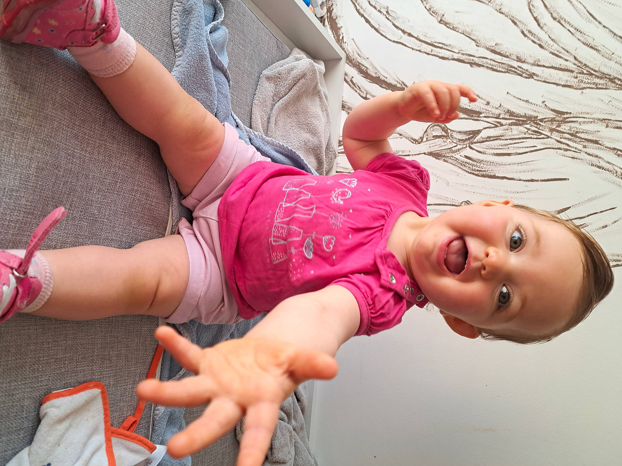 Lina a rejoint le concours — aidez-le/la à gagner de superbes lots ! arm, beauty, child, fun, grass, happy, human_leg, joint, knee, leg, leisure, mouth, person, pink, shorts, skin, smile, thigh, toddler, waist