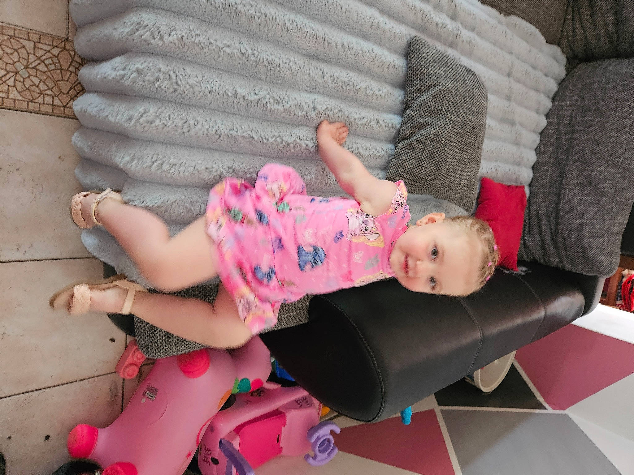 Lina participe au concours pour gagner de l'argent avec cette photo : baby, baby_toddler_clothing, child, comfort, foot, fun, human_leg, joint, joy, knee, lap, leg, leisure, magenta, pattern, person, pink, sitting, sock, textile