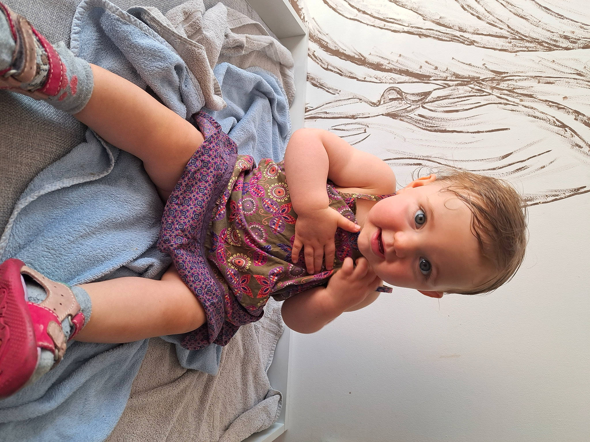 Lina participe au concours pour gagner de l'argent avec cette photo : blond, child, cool, elbow, eyelash, fun, gesture, grass, hand, happy, head, human_leg, joint, mouth, neck, pattern, person, skin, toddler, trunk