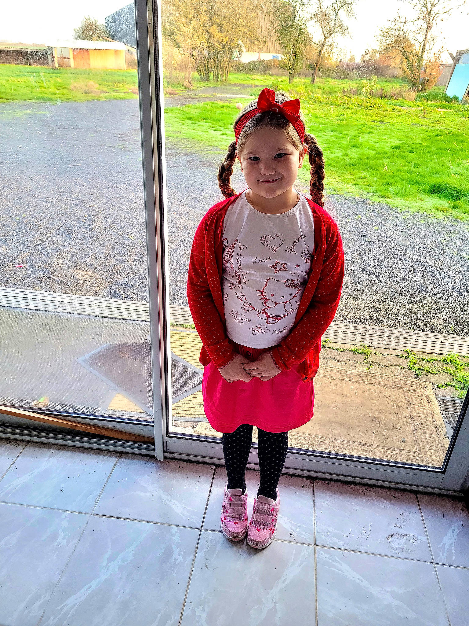 Phibie participe au concours pour gagner de l'argent avec cette photo : baby_toddler_clothing, child, fashion_accessory, fun, grass, happy, hat, human_leg, joy, leisure, magenta, outerwear, pattern, person, pink, plant, sleeve, smile, tints_and_shades, toddler