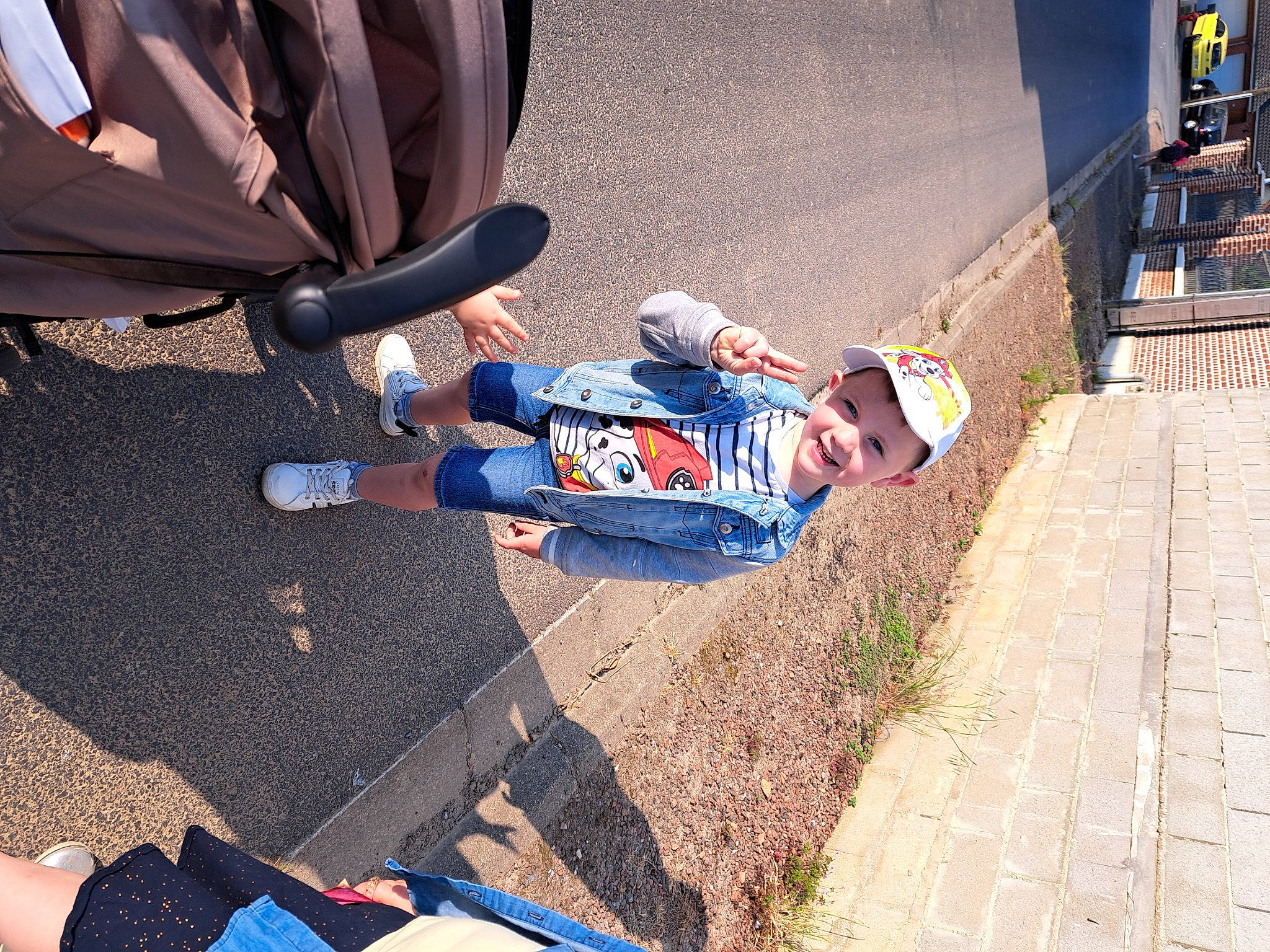 Siméo a rejoint le concours — aidez-le/la à gagner de superbes lots ! asphalt, automotive_tire, automotive_wheel_system, carmine, child, electric_blue, human_leg, joy, knee, leg, leisure, pedestrian, person, public_space, recreation, rolling, sidewalk, sitting, sports_gear, toddler