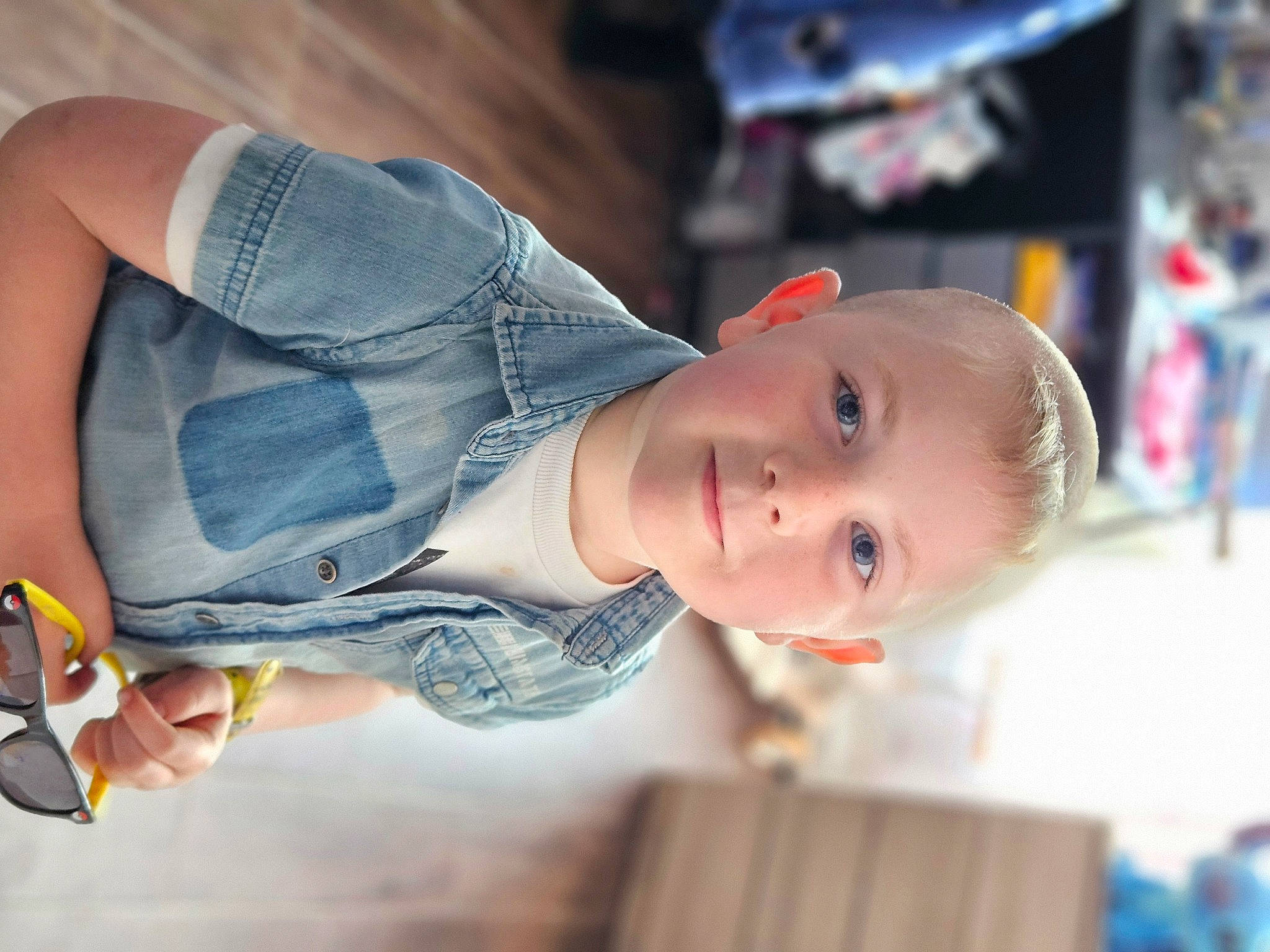 Siméo participe au concours pour gagner de l'argent avec cette photo : baby, child, denim, elbow, fun, happy, hat, human_leg, joy, mouth, pattern, person, plaid, sitting, skin, sleeve, smile, thigh, toddler, vacation