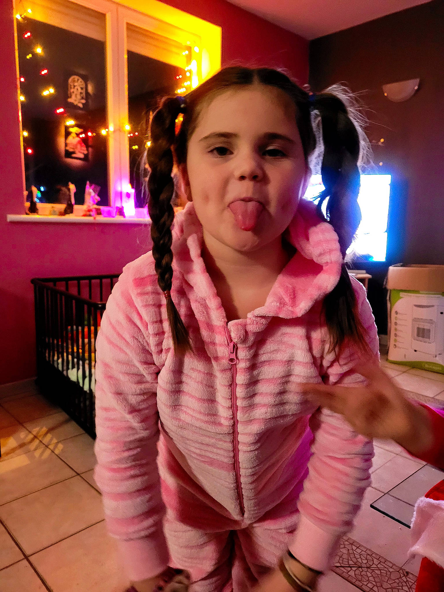 Leila a rejoint le concours — aidez-le/la à gagner de superbes lots ! beauty, child, ear, event, fashion, fashion_accessory, fun, gesture, happy, jewellery, leisure, lip, magenta, neck, person, pink, sleeve, television, thumb, toddler