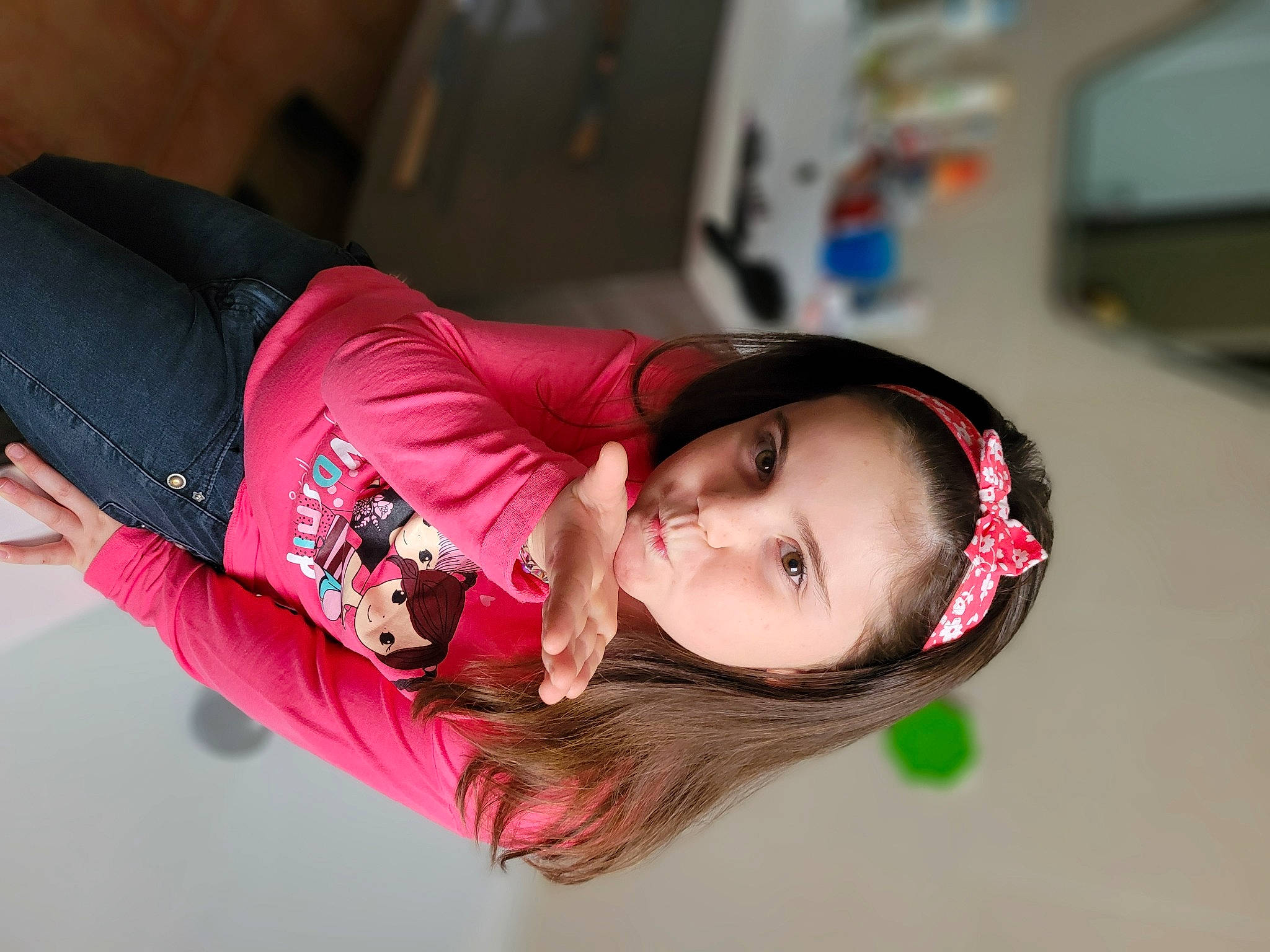 Leila participe au concours pour gagner de l'argent avec cette photo : cheek, child, eyelash, fashion_accessory, fun, lipstick, magenta, person, portrait_photography, sleeve, throat