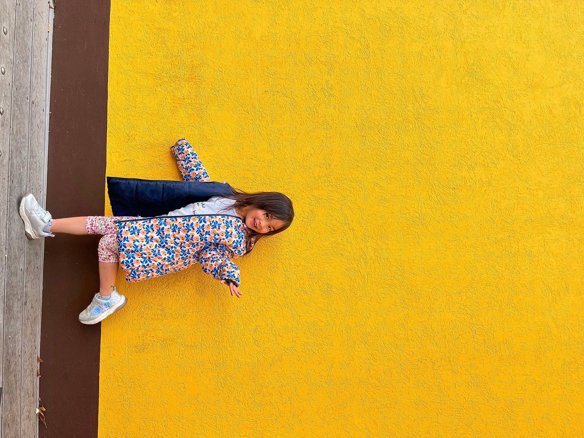 Sabine a rejoint le concours — aidez-le/la à gagner de superbes lots ! art, electric_blue, floor, flooring, fun, human_leg, joy, knee, landscape, leisure, orange, pattern, person, sitting, street_fashion, sunglasses, t_shirt, thigh, tints_and_shades, toddler