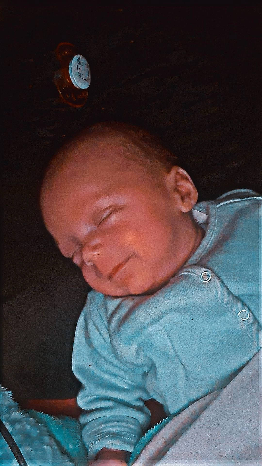 Owen a rejoint le concours — aidez-le/la à gagner de superbes lots ! baby, baby_toddler_clothing, bedtime, cheek, child, comfort, darkness, ear, facial_expression, flash_photography, fun, happy, mouth, nose, person, room, sitting, skin, sleep, sleeve