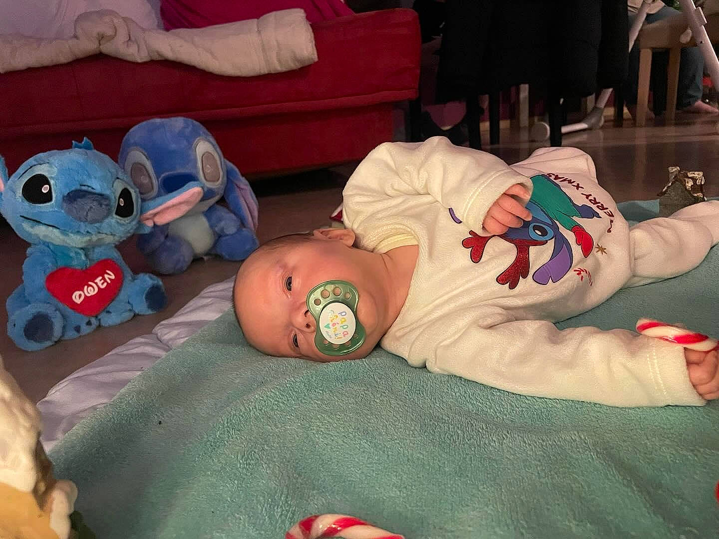 Owen a rejoint le concours — aidez-le/la à gagner de superbes lots ! bag, bed, bed_sheet, bedding, bedtime, carmine, child, comfort, fun, hat, knee, lap, linens, luggage_and_bags, mouth, person, pillow, room, sitting, textile