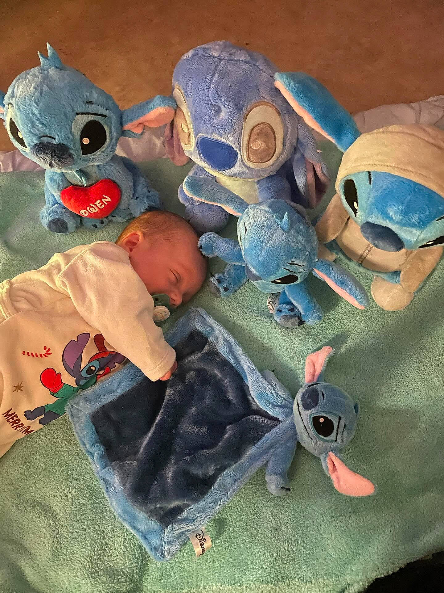 Owen a rejoint le concours — aidez-le/la à gagner de superbes lots ! arm, art, baby, baby_toddler_clothing, bag, child, electric_blue, fictional_character, hat, head, human_body, linens, luggage_and_bags, pattern, person, personal_protective_equipment, stuffed_toy, textile, toddler, toy