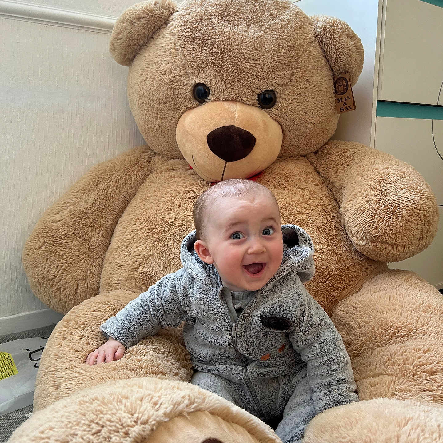 Mathylio participe au concours pour gagner de l'argent avec cette photo : baby, ball, cushion, face, football, furniture, happy, head, homedecor, laughing, person, photography, plush, portrait, sitting, soccer, soccerball, sport, teddybear, toy