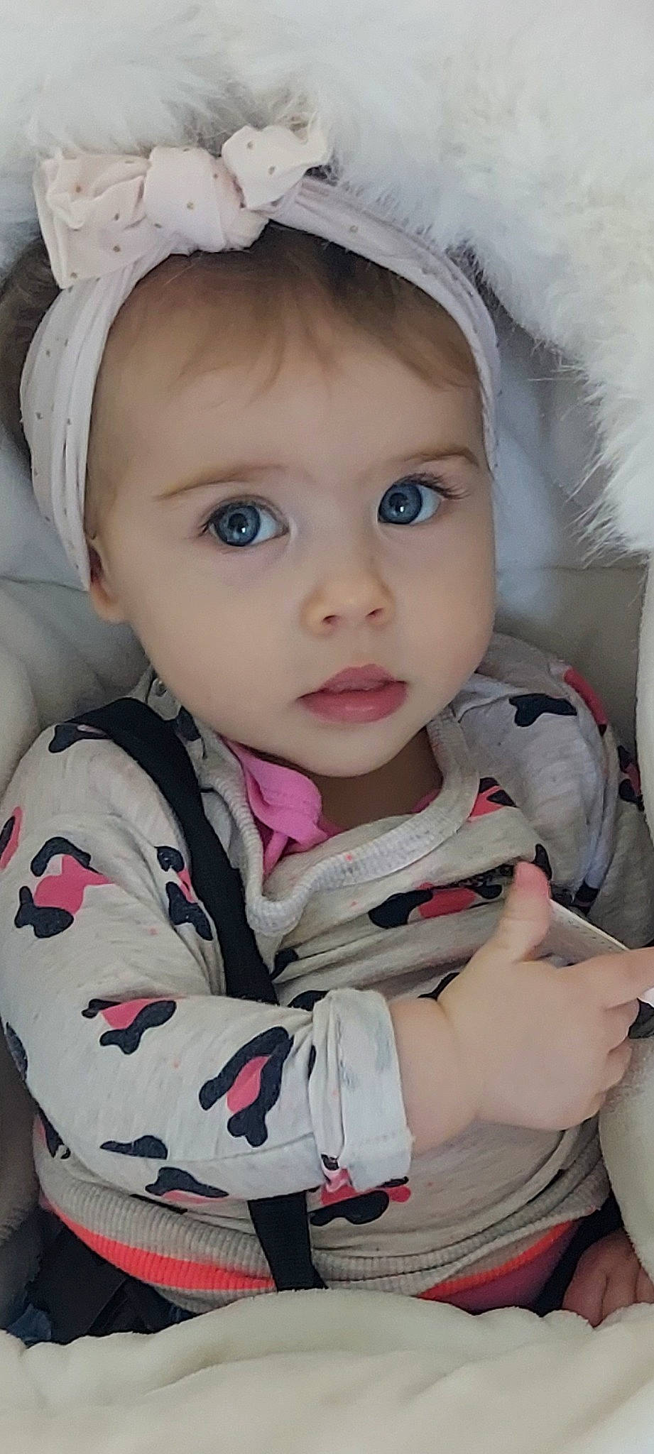 Valentina participe au concours pour gagner de l'argent avec cette photo : baby, baby_toddler_clothing, cheek, clothing, comfort, eye, eyelash, face, facial_expression, headgear, iris, lip, nose, outerwear, person, pink, product, skin, sleeve, toddler