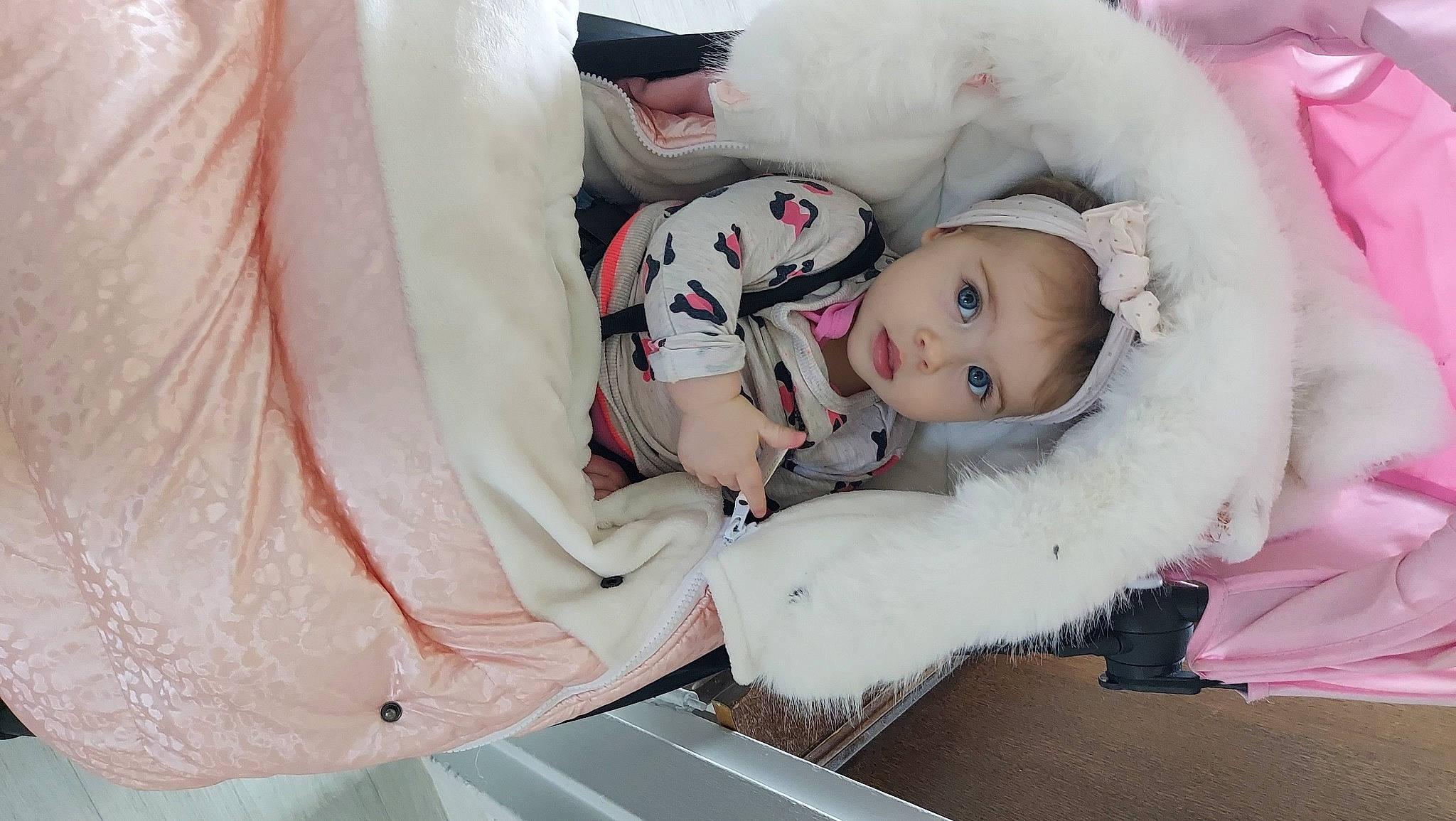 Valentina a rejoint le concours — aidez-le/la à gagner de superbes lots ! baby, baby_products, baby_toddler_clothing, child, comfort, couch, event, fun, fur, happy, hat, linens, magenta, nap, person, pink, room, sitting, sleep, sleeve